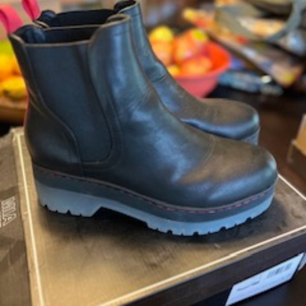 Mia Cayson black chelsea boots, size 8.5